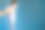 陌生男人的双手，父亲抱着他的宝贝女儿，女孩在蓝色的墙上，在空中，孩子穿着紫色的衣服，在夏天的日子，养育和父亲的概念，成长复制空间图片下载