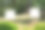 画架上放着一张白纸，背景是乡村风景。孤立的画架与空画布上美丽的麦田风景图片下载