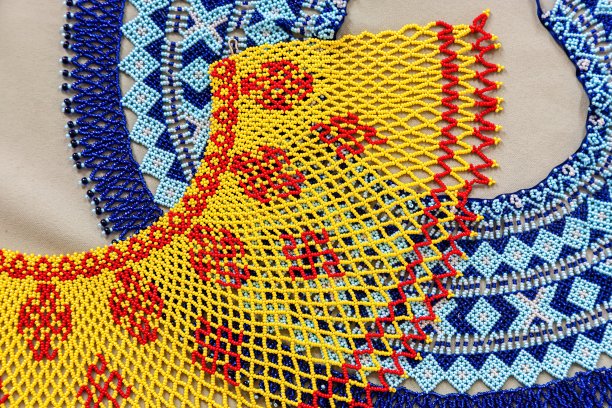 传统服装和串珠首饰。传统的装饰品和图案。手工制作的。图片下载