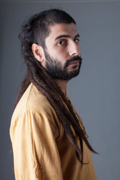 白色背景下留着脏辫的嬉皮士成年男子肖像图片下载