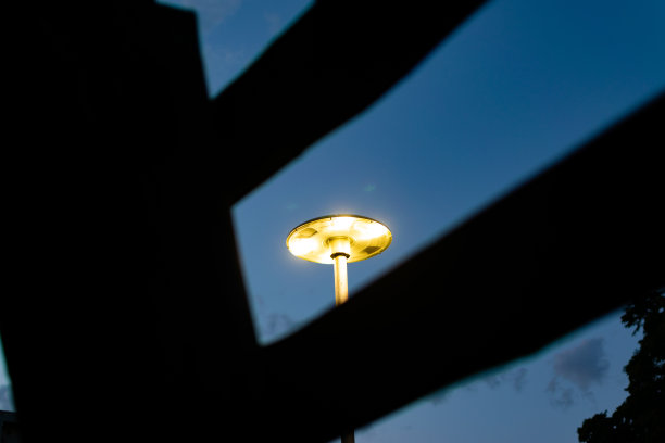 夜晚的公园，白天的人行道，公园长椅，街灯和灯的照片，近距离拍摄。图片下载