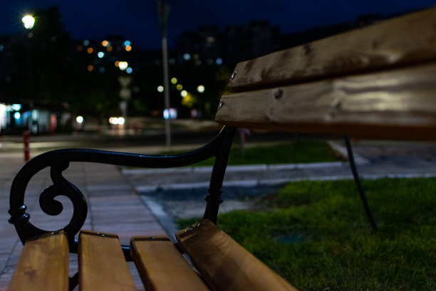 夜晚的公园，白天的人行道，公园长椅，街灯和灯的照片，近距离拍摄。图片下载
