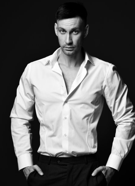 务实的商人ceo的肖像，穿着正式的西装裤和衬衫，双手插在口袋里图片下载