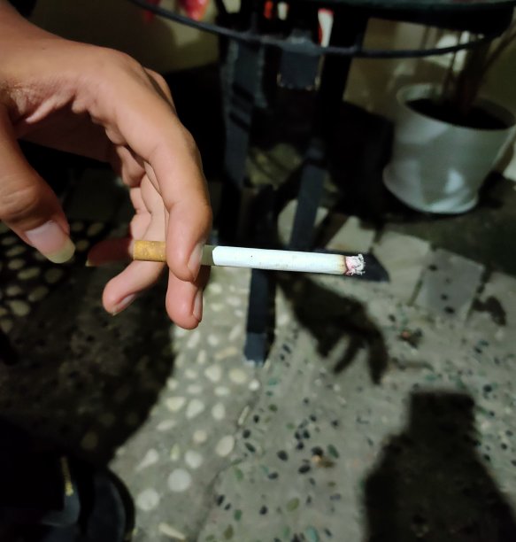 抽烟的男人图片下载