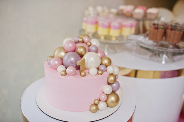 生日快乐。带蜡烛的节日蛋糕。第一个生日蛋糕，一号在上面图片下载