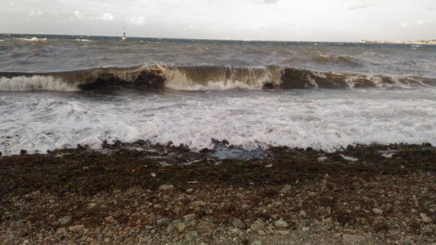 日落时海滩上波浪形的大海图片下载