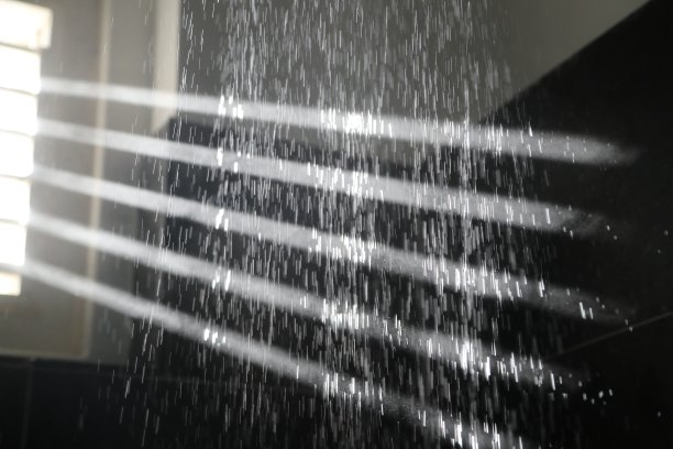 阳光透过浴室的窗户照进来图片下载