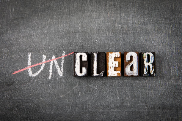 概念不清晰清晰。从黑板上的木制字母中提取文本图片下载