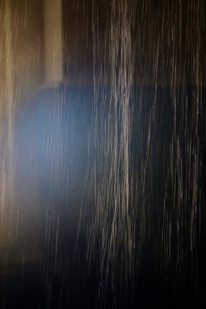 阳光透过浴室的窗户照进来图片下载