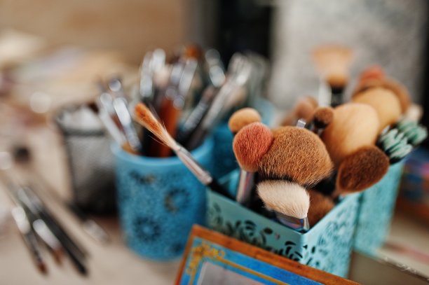 化妆沙龙的专业化妆刷和工具。图片下载