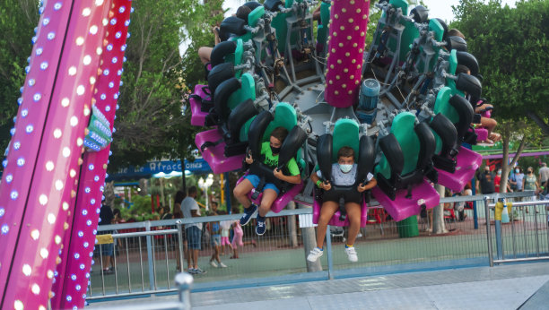 两个孩子在游乐园里玩得很开心图片下载