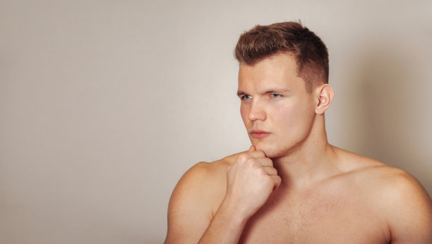 可爱的年轻人的肖像，体格健壮图片下载