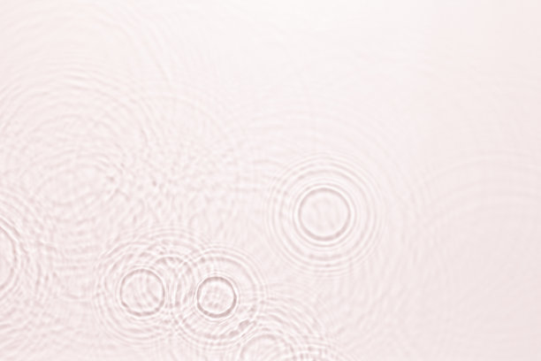 白色的水纹理表面与涟漪和透明的阳光。背景为化妆品或水疗概念背景。本空间图片下载