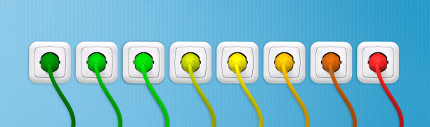 电源插座上插着各种颜色的节能插头图片下载