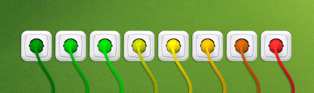 电源插座上插着各种颜色的节能插头图片下载