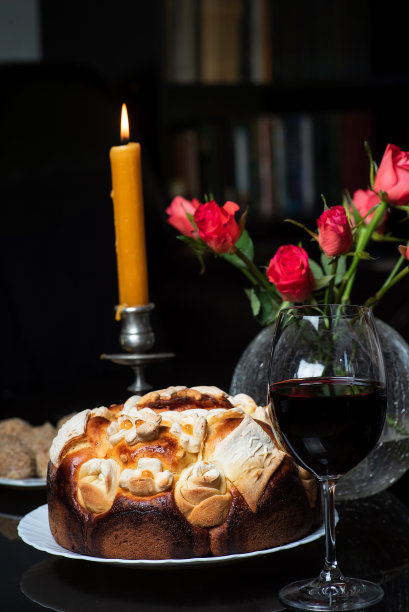 塞尔维亚节日面包与蜡烛和玫瑰的家居摆设图片下载
