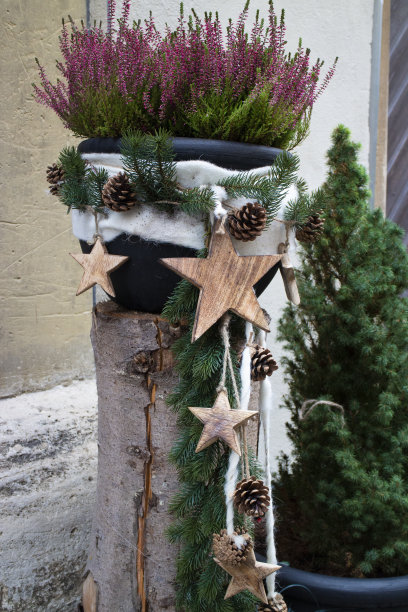 用石南花和木制星星装饰的圣诞节装饰品图片下载