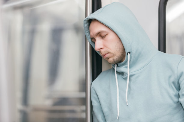 一个疲惫的人下班后乘地铁回家。图片下载