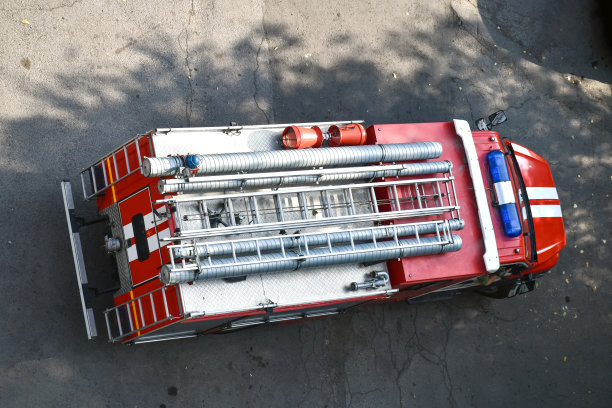 消防车，从房子或建筑物的窗户俯视。从上面的观点图片下载