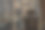 舒适的椅子在客厅和城市景观在家里，公寓在晚上。图片下载