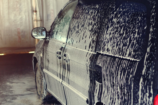 汽车在泡沫在洗车在拳击图片下载