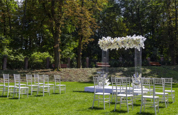空的婚礼。空荡荡的白色椅子图片下载