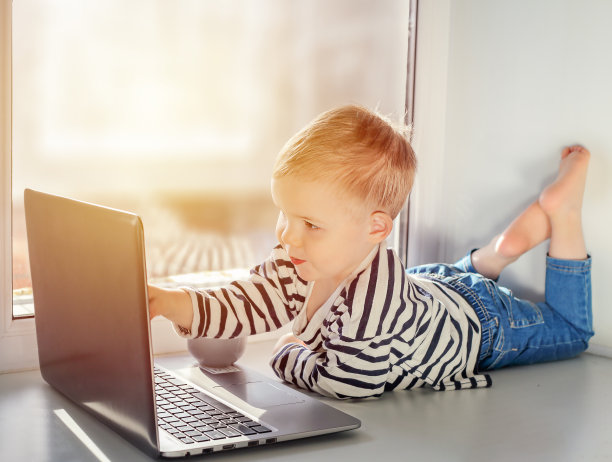 一个孩子使用互联网技术来了解世界图片下载