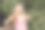 喝着啤酒的金发美女。2021年啤酒节的概念。图片下载