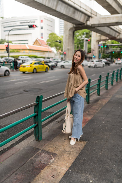 街上有个年轻的亚洲女人，随便找个地方图片下载