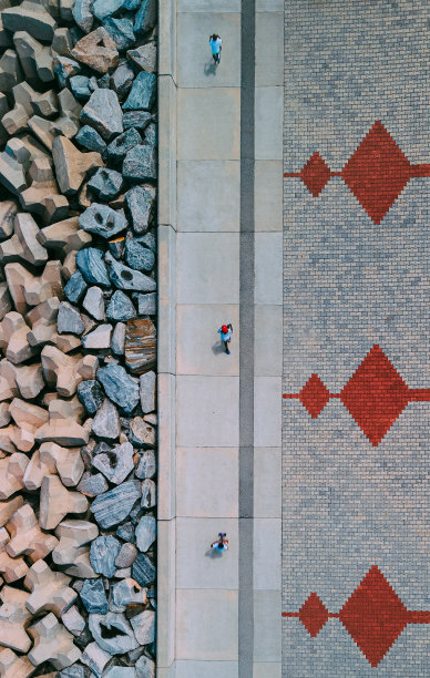 孩子们骑着摩托车在散步图片下载