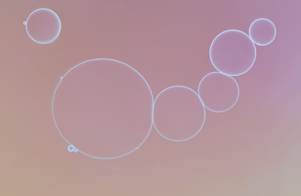 在粉红色和紫色渐变的灯光背景下，油滴与水混合，产生不同大小的气泡而形成的抽象艺术设计图片下载