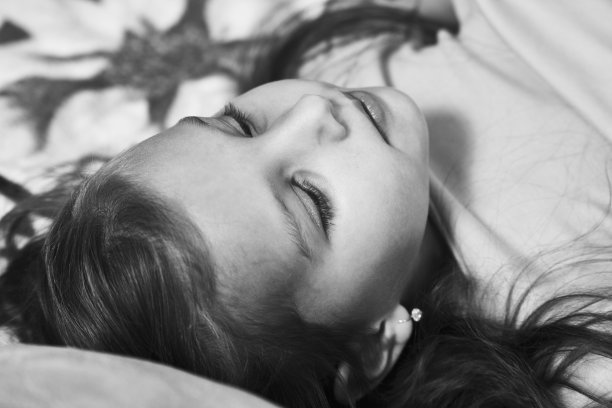 可爱快乐的小女孩的肖像，特写图片下载