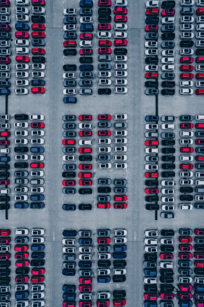 一排排新车的鸟瞰图图片下载