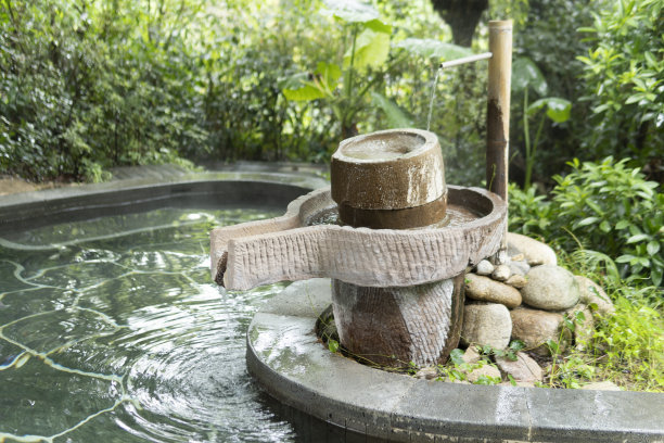 后院有温泉池，石排水设备图片下载