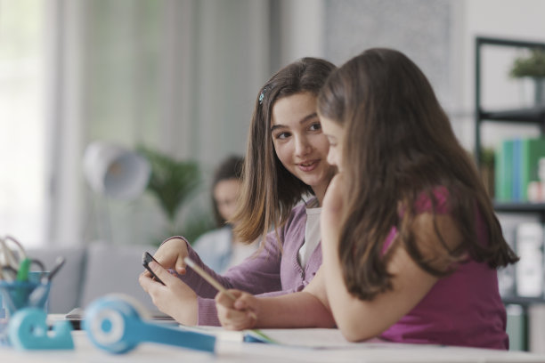 快乐的学生一起做作业图片下载