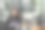 年轻美丽的女咖啡师站在咖啡馆前面的开放的牌子。图片下载