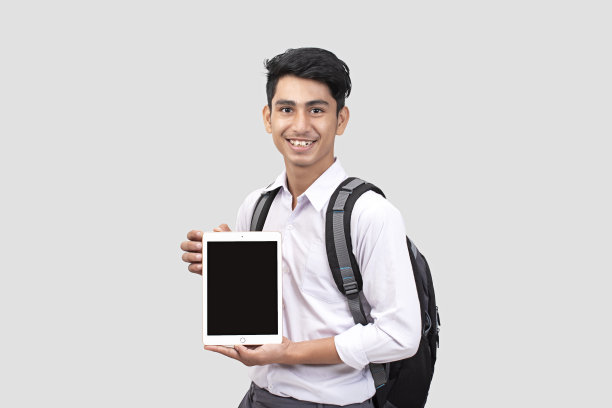 上学男孩显示空白屏幕的数码平板电脑库存照片图片下载