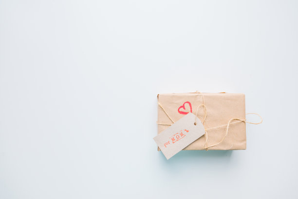 礼品盒包装与牛皮纸和丝带图片下载