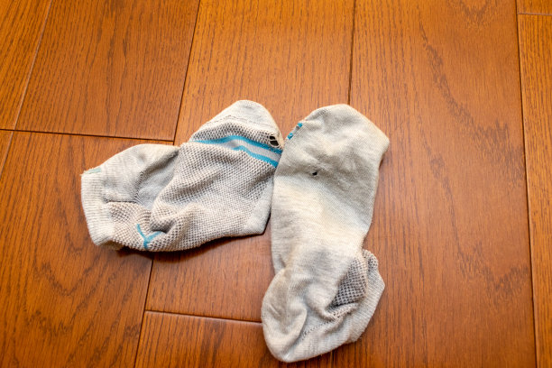 地板上有洞的旧袜子图片下载