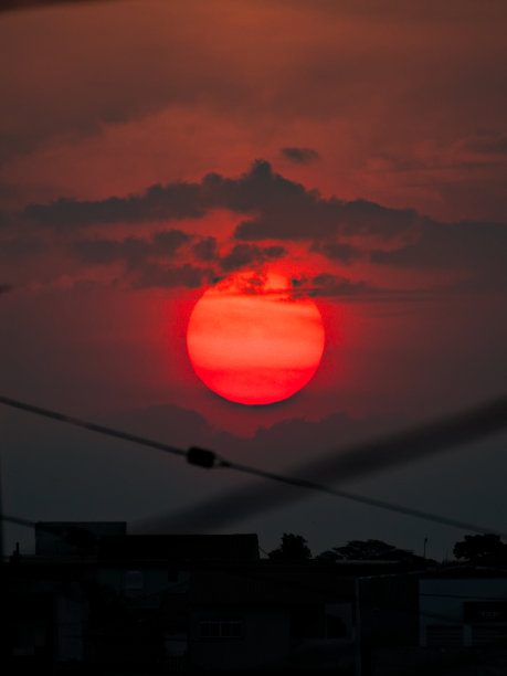 城市轮廓日落时太阳圈的肖像图像。图片下载