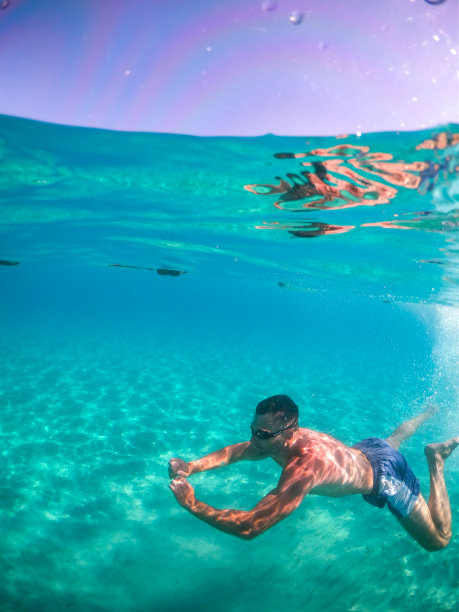 在海上浮潜。图片下载