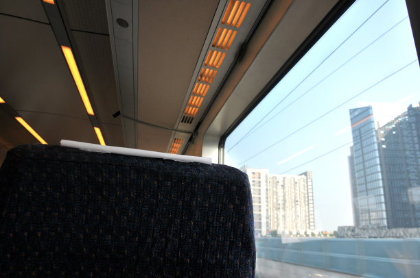 移动火车上的座位和窗户图片下载