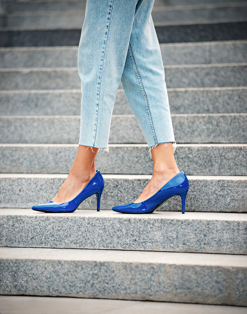 牛仔裤配高跟鞋。图片下载