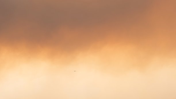 天空中橙红色的火光和黑色的火焰。火灾的后果。环境污染图片下载