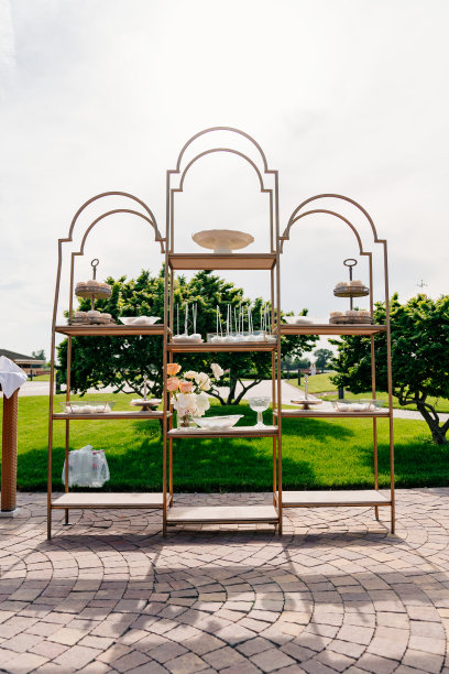 在露天的货架上摆放着甜点。用于婚礼或派对的糖果。图片下载