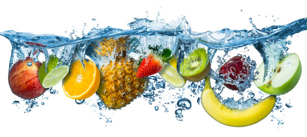 各种新鲜的五颜六色的美味的水果溅入冷水孤立在白色的背景。饮食健康饮食新鲜的概念图片下载