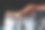 非洲男人的手溅着水，黑色背景。图片下载