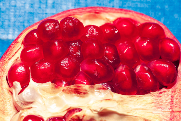 新鲜开放的石榴果图片下载