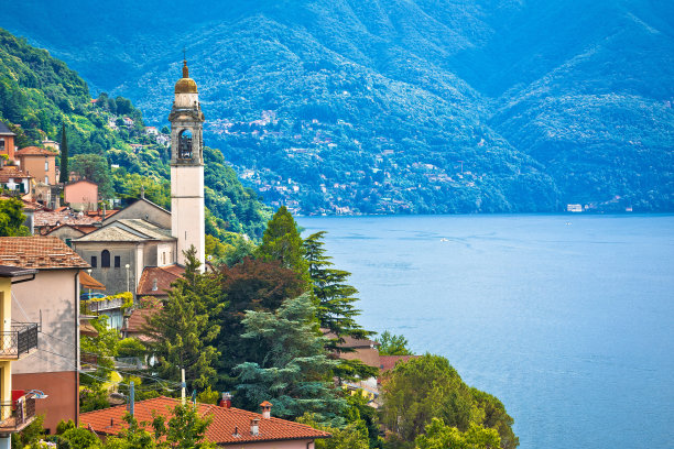尼索镇位于陡峭的山上，可欣赏科莫湖的滨水景观图片下载