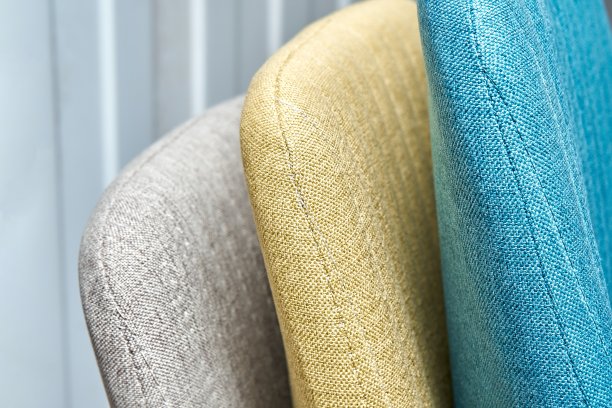 装配车间的彩色软靠背办公椅图片下载